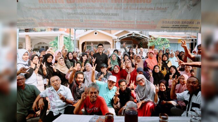 Bacaleg DPRD Padang Dapil V (Padang Timur dan Padang Selatan) Rachmad Wijaya berdialog dengan warga Jati Parak Salai, Kecamatan Padang Timur beberapa waktu lalu. (Foto: Dok. Istimewa)