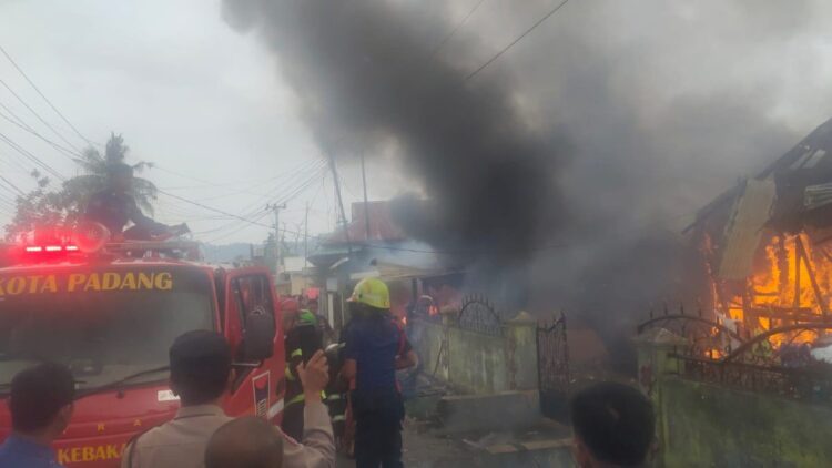 Kebakaran di kawasan Batuang Taba, Kecamatan Lubukbegalung, Kota Padang, Sumbar pada Senin (23/10/2023) pagi. (Foto: Dok. Istimewa)
