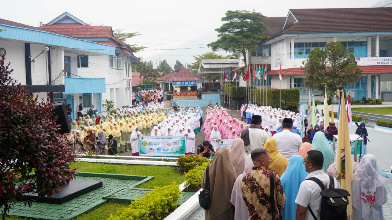 BPKH Puji Eksistensi Perguruan Diniyyah Puteri, Sebut Inspirasi Kampanye Haji Muda 2 Peserta didik mengikuti pawai yang diselenggarakan oleh BPKH. (Foto: Dok. DDW)