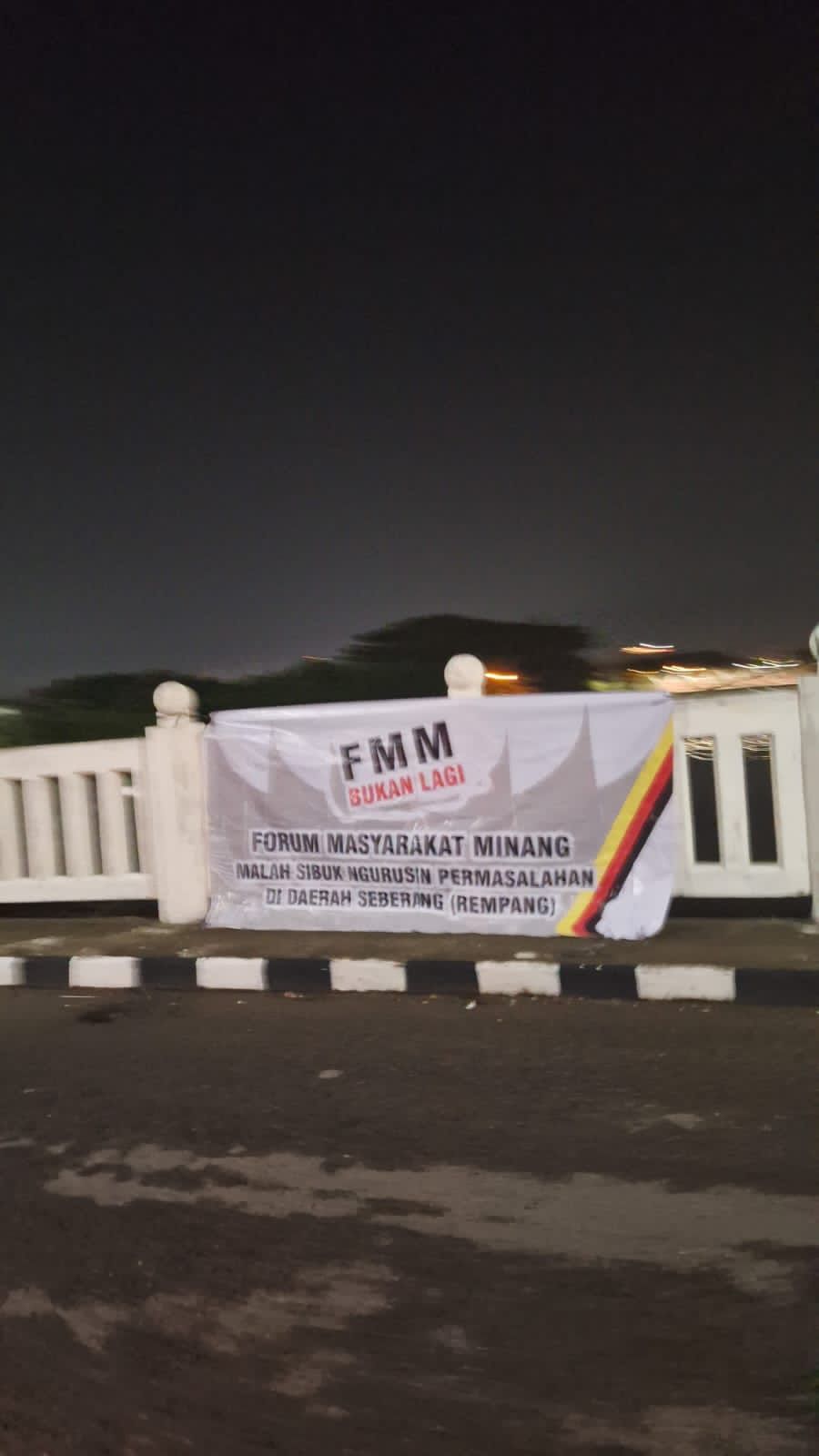 Beredar Spanduk FMM Disebut Urus Masalah Sosial di Luar Ranah Minang, Ini Buktinya 2 Spanduk Forum Masyarakat Minang (FMM) yang diduga dipasang orang tak dikenal. (Foto: Dok. Istimewa)