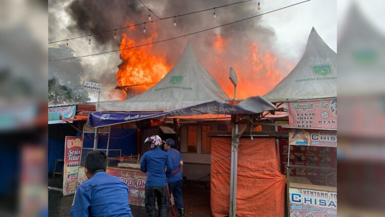 Tujuh Rumah Hangus dan 9 KK Terdampak saat Kebakaran Pasar Kuliner Padang Panjang 1 Kebakaran di Pasar Kuliner Padangpanjang pada Jumat (27/10/2023) pagi. (Foto: Dok. Satpol PP-Damkar)