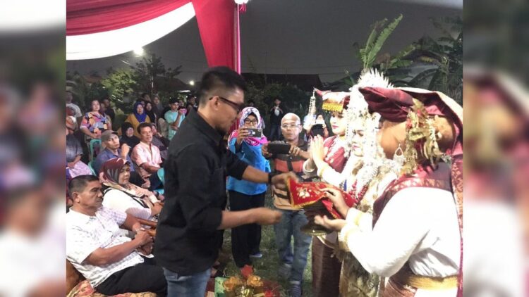 Rachmad Wijaya Peringati Sumpah Pemuda Bersama Warga Seberang Padang 1 Caleg Partai Gerindra Dapil V DPRD Padang Rachmad Wijaya bersama masyarakat Seberang Padang, Padang Selatan saat mengikuti acara Sumpah Pemuda, Sabtu (28/10/2023). (Foto: Dok. Istimewa)