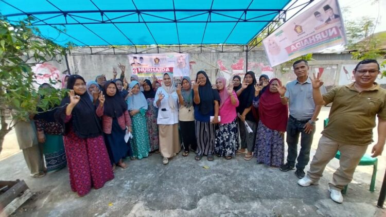 Caleg DPRD Padang Dapil 1 (Kototangah) Nurhaida berfoto dengan warga RT 02 RW 12 Kampungjambak, Kelurahan Batipuhpanjang, Kecamatan Kototangah. (Foto: Dok. Istimewa)