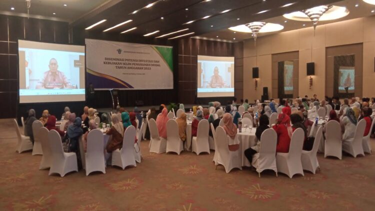 Anggota DPR RI H Andre Rosiade membuka Sosialisas Diseminasi Potensi Investasi dan Kebijakan Iklim Penanam Modal Tahun Anggaran 2023 di Hotel Mercure Padang, Selasa (31/10/2023). (Foto: Dok.Radarsumbar)