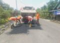 Pekerja sedang perbaikan jalan Manggopoh Kabupaten Agam, Rabu (4/10/2023). (Foto: Dok. Antara/HO-Diskominfo Agam)