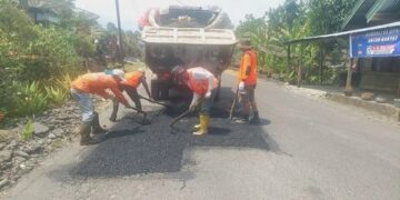 Pekerja sedang perbaikan jalan Manggopoh Kabupaten Agam, Rabu (4/10/2023). (Foto: Dok. Antara/HO-Diskominfo Agam)