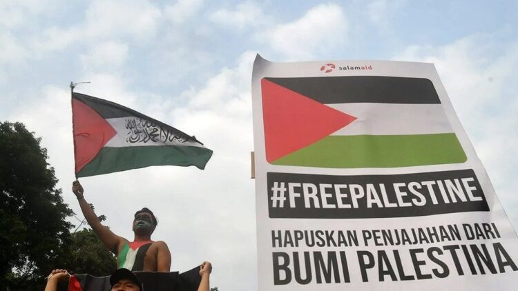 Peserta aksi membawa poster dan bendera saat aksi solidaritas Palestina di kawasan Tugu Kujang, Kota Bogor, Jawa Barat, Minggu (15/10/2023). ANTARA FOTO/Arif Firmansyah/nz/am.