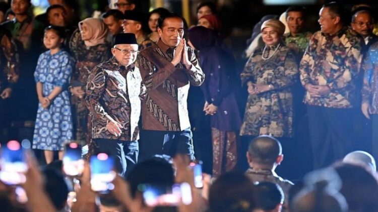 Presiden Joko Widodo (kanan) dan Wakil Presiden Ma'ruf Amin saat menghadiri acara Istana Berbatik di depan Istana Merdeka, Jakarta, Minggu (1/10/2023). ANTARA FOTO/Sigid Kurniawan/nz. (ANTARA FOTO/SIGID KURNIAWAN)