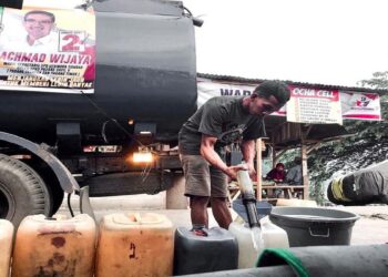 Tim Rachmad Wijaya menyalurkan air bersih ke rumah warga yang kekeringan di Rawang, Padang Selatan, Minggu (15/10/2023). (dok. istimewa)