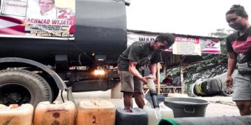 Tim Rachmad Wijaya menyalurkan air bersih ke rumah warga yang kekeringan di Rawang, Padang Selatan, Minggu (15/10/2023). (dok. istimewa)