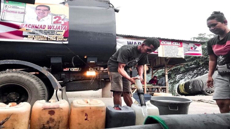 Tim Rachmad Wijaya menyalurkan air bersih ke rumah warga yang kekeringan di Rawang, Padang Selatan, Minggu (15/10/2023). (dok. istimewa)