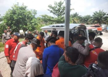 Evakuasi jasad bocah korban tenggelam usai berenang di Muaro Batang Anai, Kabupaten Padang Pariaman, Sumatera Barat (Sumbar) pada Senin (2/10/2023) siang. (Foto: Dok. Basarnas)