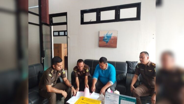 Jaksa eksekutor dari Kejari Pariaman melengkapi berkas-berkas saat proses eksekusi satu terpidana korupsi jalan Tol Padang-Pekanbaru. (Foto: Dok. Kejati Sumbar)