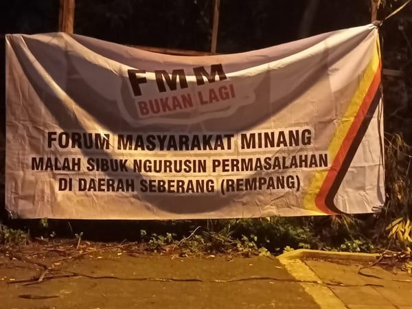 Beredar Spanduk FMM Disebut Urus Masalah Sosial di Luar Ranah Minang, Ini Buktinya 1 Spanduk Forum Masyarakat Minang (FMM) yang diduga dipasang orang tak dikenal. (Foto: Dok. Istimewa)