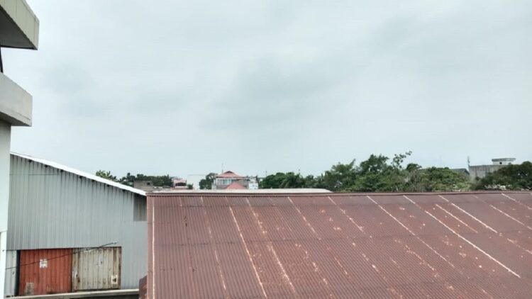 Kabut asap terjadi di Kota Padang. Biasanya siang hari di Padang terlihat sejumlah deretan pegunungan, sekarang tertutup. (dok. Radarsumbar.com)