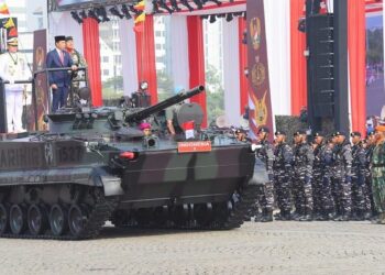 Presiden Jokowi didampingi Panglima TNI Marsekal Yudo Margono memeriksa pasukan pada Upacara HUT TNI ke-78, di Lapangan Monas, Jakarta, Rabu (5/10/2023). (Foto: Dok. Humas Setkab/Rahmat).