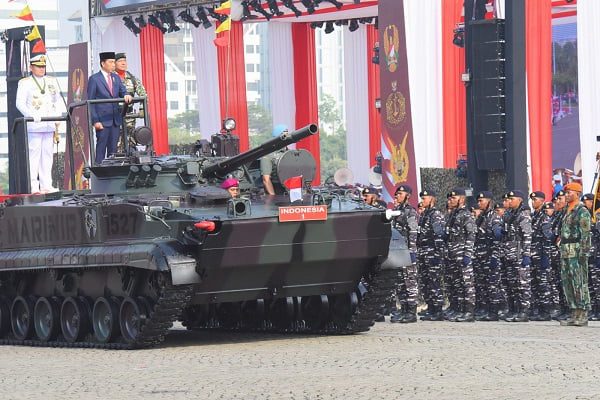 Soal Alutsista TNI, Presiden Minta Pertimbangkan Fungsi dan Kemampuan APBN 1 Presiden Jokowi didampingi Panglima TNI Marsekal Yudo Margono memeriksa pasukan pada Upacara HUT TNI ke-78, di Lapangan Monas, Jakarta, Rabu (5/10/2023). (Foto: Dok. Humas Setkab/Rahmat).