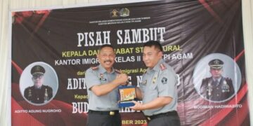 Kakanim Agam sebelumnya, Adityo Agung Nugroho saat dilepas oleh Kakanwil Kemenkumham Sumbar, Haris Sukamto di Bukittinggi (Foto: Dok. Antara/Al Fatah)