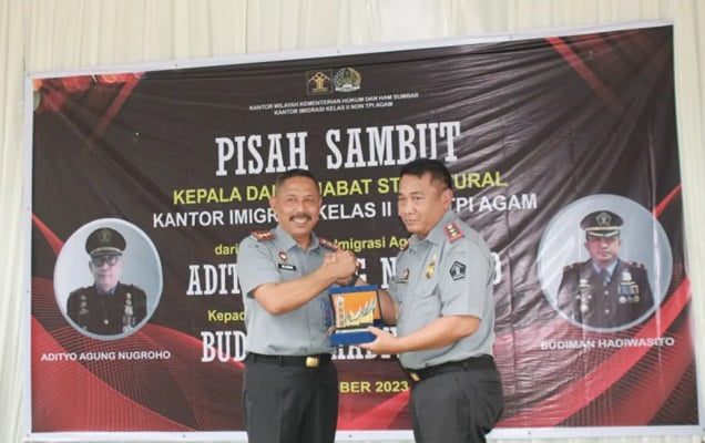 Kepala Imigrasi Agam Diminta Datangkan Investor yang Bermanfaat 1 Kakanim Agam sebelumnya, Adityo Agung Nugroho saat dilepas oleh Kakanwil Kemenkumham Sumbar, Haris Sukamto di Bukittinggi (Foto: Dok. Antara/Al Fatah)