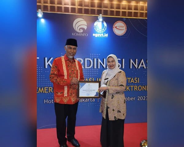 Cerita Sumbar Sukses "Gondol" 2 Penghargaan Kemenkominfo RI 1 Gubernur Sumbar, Mahyeldi didampingi Kadis Kominfotik Sumbar, Siti Aisyah menerima penghargaan dari Kemenkominfo RI. (Foto: Dok. Adpim)