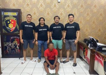 Terduga pelaku rudapaksa (baju merah) anak di bawah umur ditangkap. (Foto: Dok. Polres Limapuluh Kota)