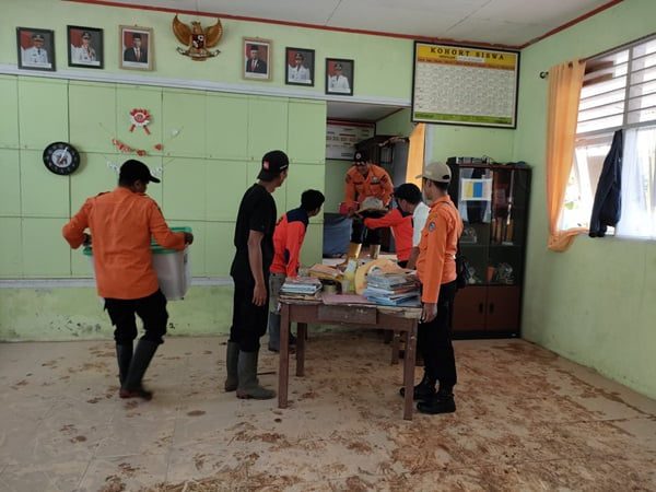 Longsor dan Banjir 1,5 Meter Landa Limapuluh Kota, Jalan Sumbar-Riau Sempat Terhambat 1 Petugas BPBD Kabupaten Limapuluh Kota membersihkan sisa material lumpur yang masuk ke dalam sekolah pasca banjir pada Selasa (24/10/2023) malam. (Foto: Dok. Pusdalops PB)