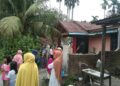 Warga berbondong-bondong mendatangi kediaman Nurul Azizah yang ditemukan meninggal di Kompleks Brimob Polda Sumbar. (Foto: Dok. Istimewa)
