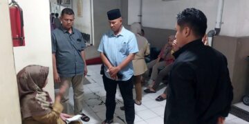 Penyerahan jasad seorang perempuan yang ditemukan meninggal mengambang di sungai. (Foto: Dok. Polsek Koto Tangah)