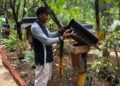 Panen madu galo-galo. (Dok. Semen Padang)