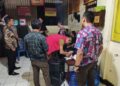 Tersangka dugaan korupsi pengadaan mesin kakao di Sentra IKM Cokelat di Kecamatan 2x11 Kayu Tanam, Kabupaten Padang Pariaman, Sumbar ZRA menjalani proses penitipan tahanan di Polres Pariaman. (Foto: Dok. Antara/HO-Kejari Pariaman)