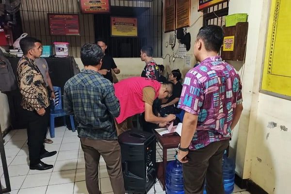 Tersangka dugaan korupsi pengadaan mesin kakao di Sentra IKM Cokelat di Kecamatan 2x11 Kayu Tanam, Kabupaten Padang Pariaman, Sumbar ZRA menjalani proses penitipan tahanan di Polres Pariaman. (Foto: Dok. Antara/HO-Kejari Pariaman)