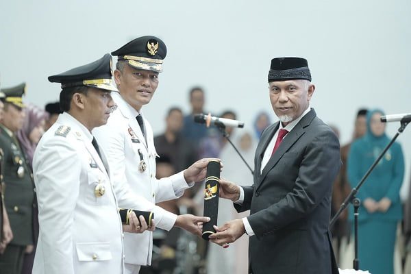 Jadi Penjabat Wali Kota Pariaman, Petinggi Kemenkumham asal Bukittinggi Ini Ngaku tak Terlibat Politik Praktis 1 Pj Wali Kota Pariaman, Roberia usai dilantik oleh Gubernur Sumbar, Mahyeldi beberapa waktu lalu. (Foto: Dok. Adpim Sumbar)