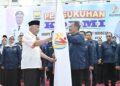 Kepengurusan Kormi Pariaman Dikukuhkan Gubernur, Mahyeldi Sampaikan Hal Ini 6 Penyerahan bendera pataka KORMI dari Ketua KORMI Sumbar, Mahyeldi ke Ketua KORMI Kota Pariaman, Mardison Mahyuddin. (Foto: Dok. Adpim)