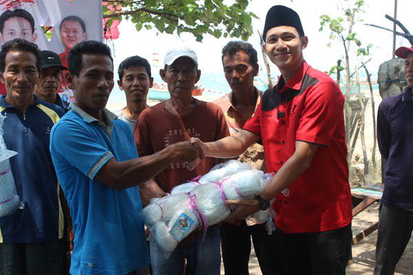 Ratusan Nelayan di Padang Tak Bisa Melaut 2 Bulan, Putra Alamsyah Bantu Alat Tangkap 1 Pemberian alat bantu tangkap ikan kepada nelayan di Pasie Nan Tigo. (Foto: Dok. Istimewa)