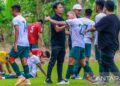 Bersama Pelatih Baru, Tim Juara Liga 3 Sumbar Ini Mulai Seleksi Pemain 6 Pelatih baru PSKB Bukittinggi, Fahmi Ismail saat memimpin latihan (Antara/Al Fatah)
