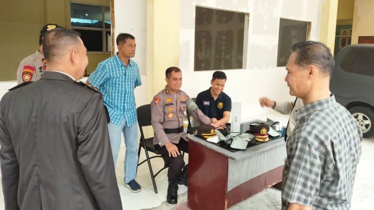 Pastikan Proses Pengamanan Pemilu Lancar, Satgas OMB Singgalang Gelar Cek Kesehatan Rutin 1 Pemeriksaan kesehatan Satgas OMB Polda Sumbar untuk pengamanan Pemilu. (dok. istimewa)