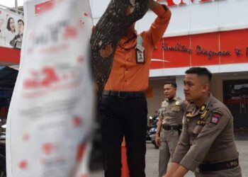 Penertiban reklame di pohon oleh Satpol PP Padang. (dok. Diskominfotik Padang)