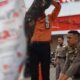 Penertiban reklame di pohon oleh Satpol PP Padang. (dok. Diskominfotik Padang)