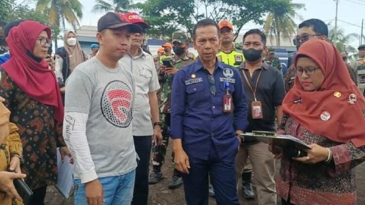 Penyegelan stockpile di kawasan Bypass Lubeg oleh Pemko Padang. (dok. Diskominfotik Padang)