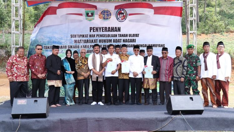 Rezka Otoberia Apresiasi Terobosan Mentri ATR BPN terkait Tanah Ulayat 1 Penyerahan sertifikat tanah ulayat kepada masyarakat di Limapuluh Kota. (dok. istimewa)