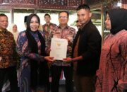 Rezka Oktoberia Bagikan Puluhan Sertifikat PTSL di Agam