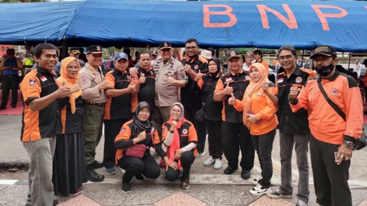 KPB Padang Ingatkan untuk Peningkatan Anggaran Kebencanaan, Ini Alasannya 1 Personel KPB Padang bersama Sekdako Padang saat peringatan gempa beberapa waktu lalu. (dok. istimewa)
