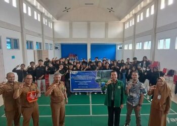 Mahasiswa Administrasi Publik Unand berfoto bersama jajaran Diskominfo Kabupaten Pesisir Selatan dalam kuliah lapangan mempelajari governansi digital. (Foto: Dok. Antara Sumbar/HO-Adm Publik Unand)