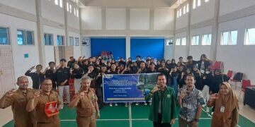 Mahasiswa Administrasi Publik Unand berfoto bersama jajaran Diskominfo Kabupaten Pesisir Selatan dalam kuliah lapangan mempelajari governansi digital. (Foto: Dok. Antara Sumbar/HO-Adm Publik Unand)
