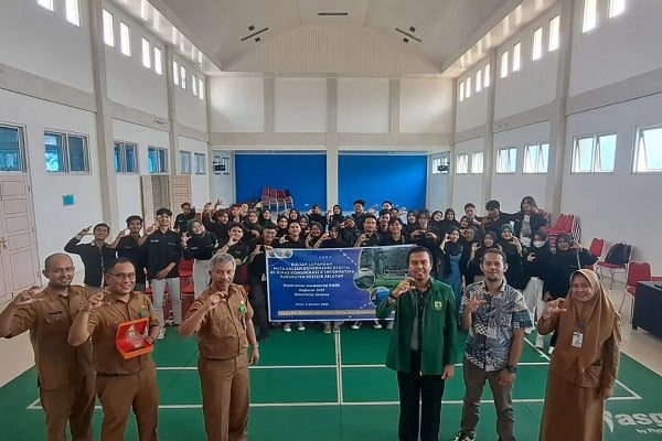 Mahasiswa Unand Praktik Lapangan Birokrasi Digital di Pessel 1 Mahasiswa Administrasi Publik Unand berfoto bersama jajaran Diskominfo Kabupaten Pesisir Selatan dalam kuliah lapangan mempelajari governansi digital. (Foto: Dok. Antara Sumbar/HO-Adm Publik Unand)