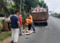 Petugas DLH Agam sedang membersihkan sampah. (dok. Antara)