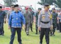 Kapolda Sumbar, Irjen Suharyono (kanan) didampingi Sekda Sumbar, Hansastri Matondang (kiri) mengecek pasukan yang tergabung ke dalam Operasi Mantap Brata Singgalang. (Foto: Dok. Adpim)
