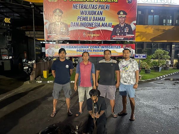 Polisi Tangkap Pencuri Kabel Power untuk Pemancar di Padang, Diputus Gunakan Parang 1 Pelaku pencurian kabel power untuk menara pemancar ditangkap Satreskrim Polresta Padang pada Senin (23/10/2023) pagi. (Foto: Dok. Polresta Padang)