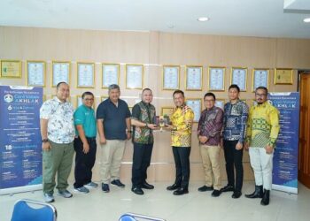 Bupati Solok Selatan (Solsel), Khairunas bertemu langsung dengan Direktur PTPN VI, M Iswan Achir. (Foto: Dok. PTPN VI)
