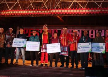 Penyerahan jaminan sosial untuk pekerja rentan di Mentawai. (dok. Antara)